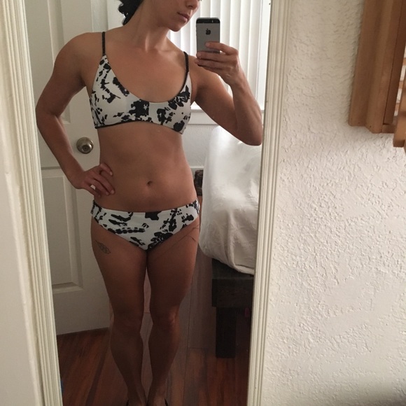 Reversible black and white bikini - Picture 6 of 8